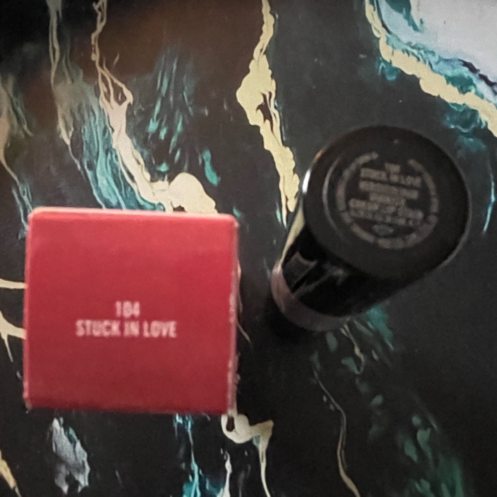 NIB MAC Versicolour Varnish Cream Lip Stain in STUCK IN LOVE❤️ - Picture 4 of 7